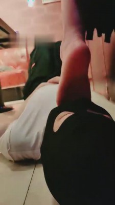 【猫神大人】KTV让狗品尝原味裸足 bf11101_HD绳艺资源