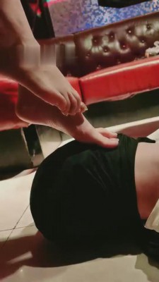 图片[2]_【猫神大人】KTV让狗品尝原味裸足 bf11101_HD绳艺资源