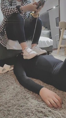 图片[8]_【乐爷】小白鞋踩踏碾压脚下奴 bf11127_HD绳艺资源