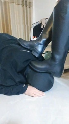 图片[3]_【马靴大大】长鞭训奴-全体重踩踏/钻垮/舔脚 bf11181_HD绳艺资源