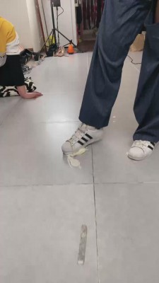 【二宝】教素人学生S踩食物喂食/强迫吃袜子 bf11222_HD绳艺资源