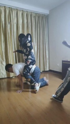 图片[4]_【最抗揍M】被精神小妹群殴 bf11299_HD绳艺资源