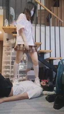 图片[2]_【丫丫啊】萝莉S塞上嘴各种鞋全体重踩踏 bf11346_HD绳艺资源