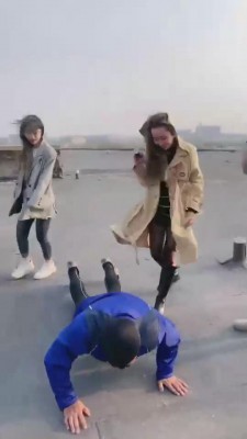 【二宝】精彩!三网红户外重度踢踹虐废狗【双视角版】 bf11289_HD绳艺资源