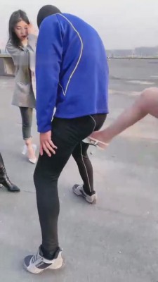 图片[3]_【二宝】精彩!三网红户外重度踢踹虐废狗【双视角版】 bf11289_HD绳艺资源