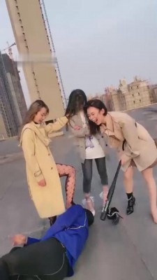 图片[5]_【二宝】精彩!三网红户外重度踢踹虐废狗【双视角版】 bf11289_HD绳艺资源