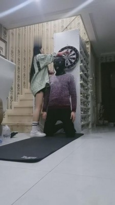 【傲柔】飞镖逗狗/踢踹扇打到狗跪地求饶 bf9715_HD绳艺资源