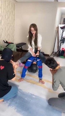 【领主老大】马背上艺术双狗舔脚 bf8130_HD绳艺资源