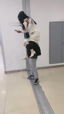 【时安S】商场公开骑脖子骑马母狗 bf8215_HD绳艺资源