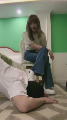 【路子】小白鞋踩踏丝袜喂食/牛仔裤坐脸【完整版】 bf8148_HD绳艺资源