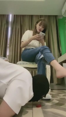 图片[6]_【路子】小白鞋踩踏丝袜喂食/牛仔裤坐脸【完整版】 bf8148_HD绳艺资源