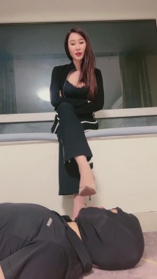 【微希】御姐高跟裸足诱惑脚下奴 bf8942_HD绳艺资源