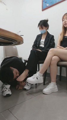 【小猫咪】带狗餐厅里舔素人闺蜜的脚【双视角版】 bf8885_HD绳艺资源