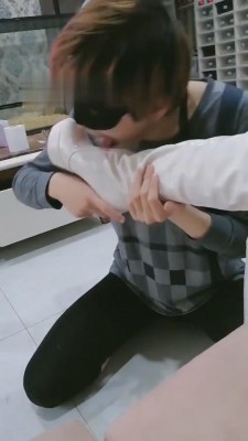 图片[4]_【傲柔】舌头打鞋油/白色高跟皮靴/口吞白鞋油_HD绳艺资源