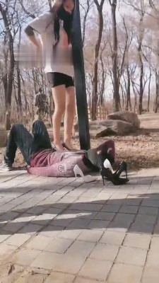 图片[4]_【傲柔】户外高跟踩塔-路人围观 bf8658_HD绳艺资源