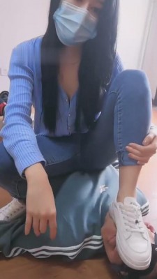 【蕾拉S】又酸又臭的白袜子全身踩踏 bf8445_HD绳艺资源