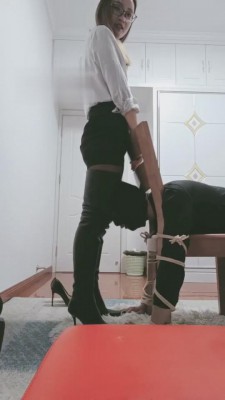 【执念】训练-窒息-闻黑丝白袜-舔脚-坐脸圣水 bf4397_HD绳艺资源