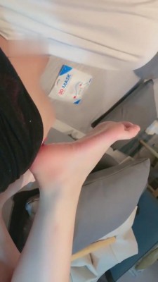 图片[4]_【芊白大大】拿棍子威胁弟弟舔脚 bf5297_HD绳艺资源