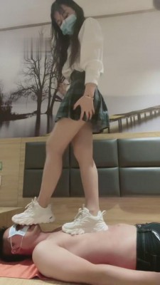 图片[2]_【御严】超强小白鞋/高跟/踩踏-碾压喂食【续集】 bf5223_HD绳艺资源