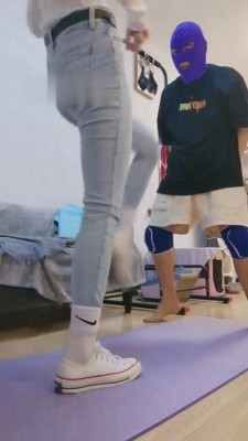 【高难度挑战美学】学生S帆布鞋踢裆窒息 bf5595_HD绳艺资源