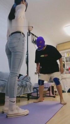 图片[2]_【高难度挑战美学】学生S帆布鞋踢裆窒息 bf5595_HD绳艺资源