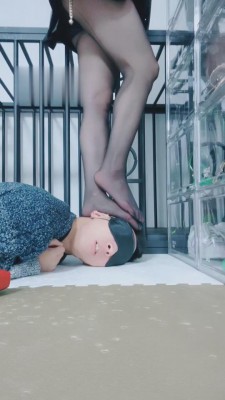 图片[2]_【就是喜欢玩啊】脑袋会不会被踩扁 bf5337_HD绳艺资源