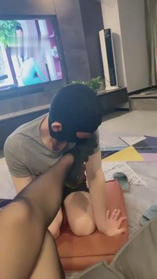 【歌迪丝】跪舔逛街后的原味黑丝脚 bf5078_HD绳艺资源