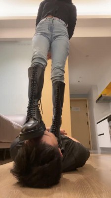 图片[10]_【阿月】超紧牛仔裤长靴调狗/踢裆/踩踏 bf12256_HD绳艺资源