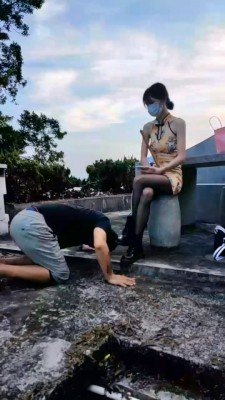 【高难度挑战美学】户外舔靴子踩踏 bf1632_HD绳艺资源