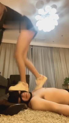 【曼禾】小白鞋全体重踩踏地毯 bf1947_HD绳艺资源