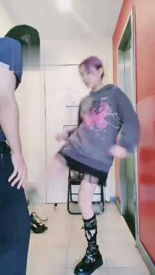 【丝洛】精神小妹踢裆踩踏 bf2031_HD绳艺资源