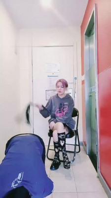 图片[4]_【丝洛】精神小妹踢裆踩踏 bf2031_HD绳艺资源