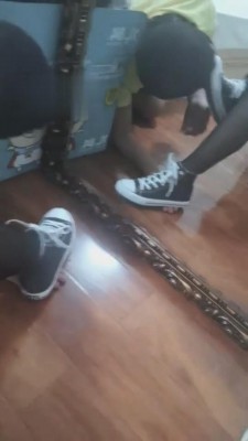 图片[2]_【黑丝sama】高帮帆布鞋踩踏踢打 bf2007_HD绳艺资源