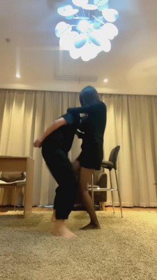 图片[4]_【乔皙】精神小妹长靴黑丝重度踢踹 bf2090_HD绳艺资源