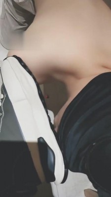 【诗恩大人】喜欢用舌头清理鞋子的狗子 bf2487_HD绳艺资源