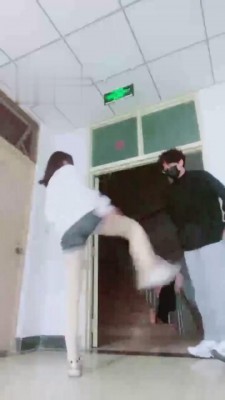 【小劳拉】学校楼梯间重度踹司机 bf2698_HD绳艺资源