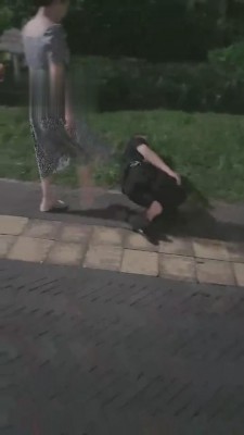 【滔滔】酒后户外马路被打-路人围观 bf3295_HD绳艺资源