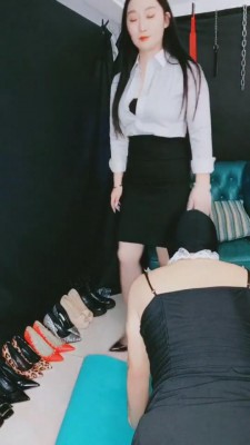 【思思】家奴来清洁主人的一堆高跟鞋和带泥巴的鞋底 bf2956_HD绳艺资源