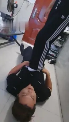 【滔滔】扫楼被女房客发现后被暴虐变狗 G-210712-11_HD绳艺资源