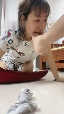 图片[2]_【歌迪丝】母狗跪在地上吃白棉袜 G-210730-5_HD绳艺资源