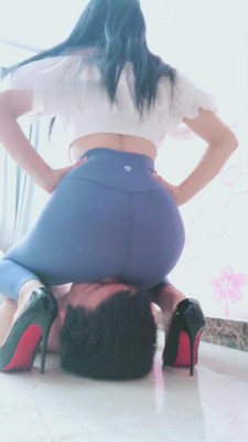 【兔粉粉】紧身裤坐脸窒息专场 G-210731-15_HD绳艺资源