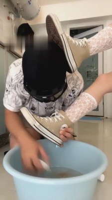 图片[3]_【云云酱】喝刷鞋水/插嘴/舔鞋/帆布鞋 bf480_HD绳艺资源