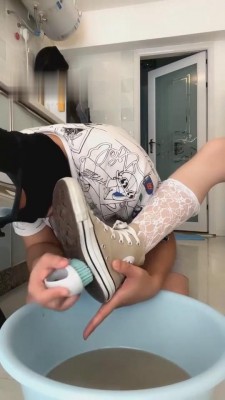 图片[4]_【云云酱】喝刷鞋水/插嘴/舔鞋/帆布鞋 bf480_HD绳艺资源