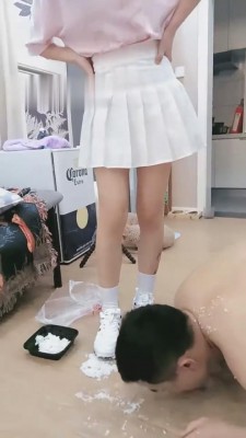 【刘二狗】脏小白鞋白棉袜碾压食物喂食 bf636_HD绳艺资源