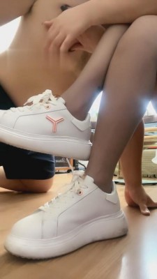 图片[3]_【思诺】小姐姐灰丝运动鞋虐脚下奴 G-210823-31_HD绳艺资源