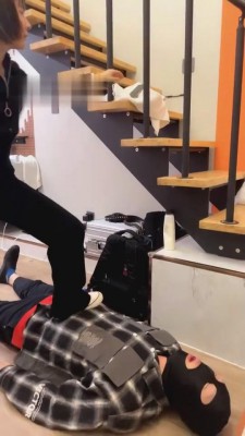 【lucky】夜跑后小白鞋原味脚羞辱踩踏 bf745_HD绳艺资源