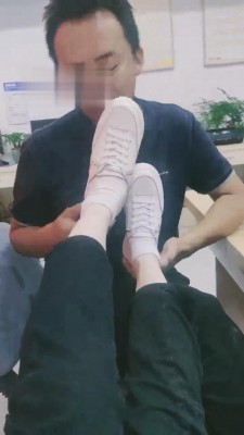 图片[3]_【小贱mt】舔同事的脏鞋臭袜 bf16146_HD绳艺资源