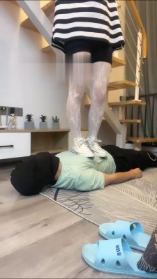 【云云酱】萝莉主白丝全体重踩踏 bf16640_HD绳艺资源