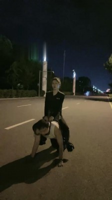 【妮可】夜间户外马路遛狗骑马 bf17158_HD绳艺资源