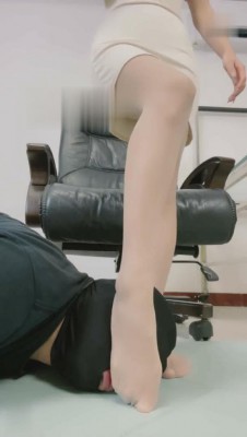 图片[2]_【倩见S】肉丝脚卑微脚垫 bf17112_HD绳艺资源